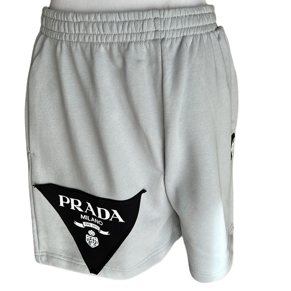 📍SALE📍〰️Prada〰️ logo-patch sleeveless women’s hooded jacket and shorts 🔥 - Picture 3 of 9